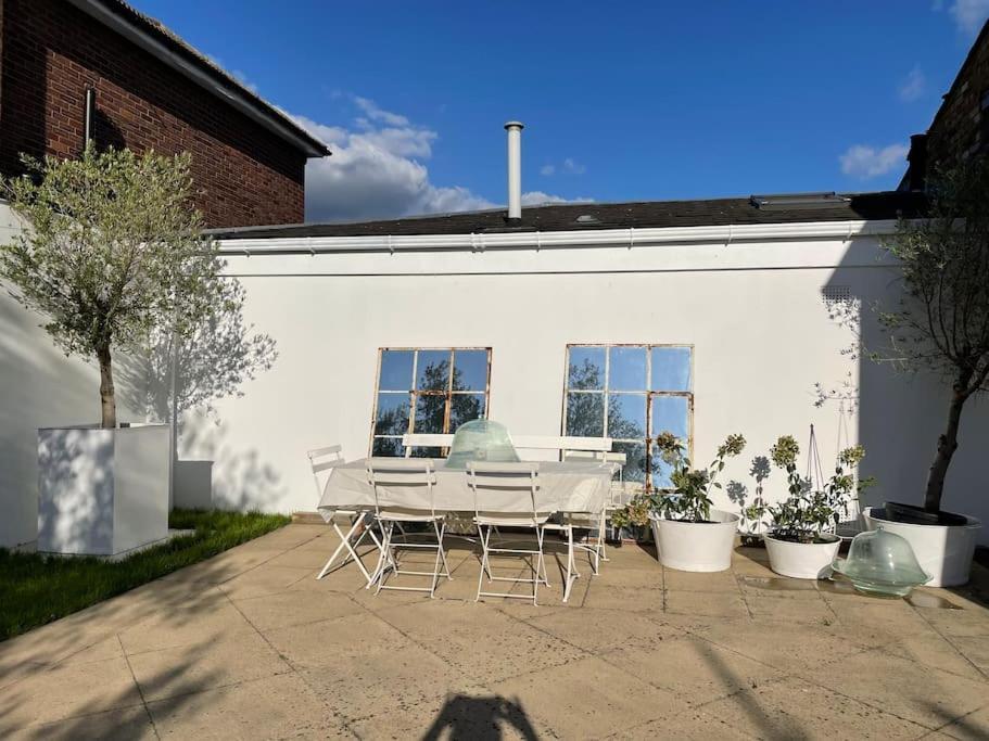 Willow House, Georgian Property In Shepperton Zewnętrze zdjęcie