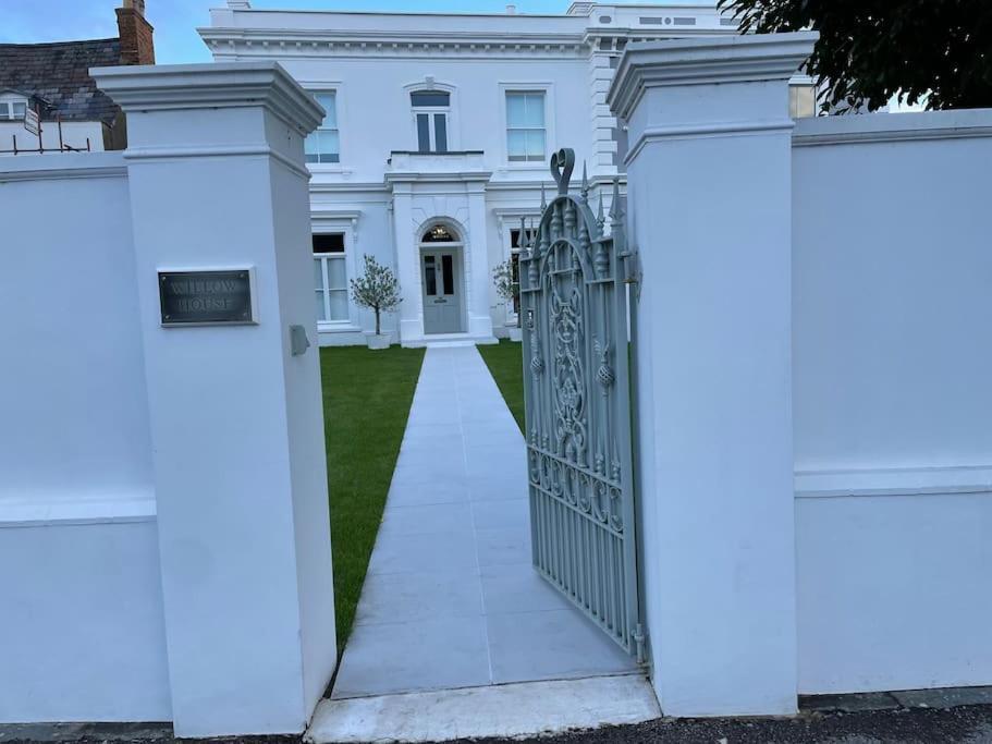 Willow House, Georgian Property In Shepperton Zewnętrze zdjęcie
